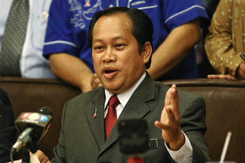 Datuk Ahmad Maslan meets ten independent groups and non-governmental organisations today who pledged to support Umno by becoming u00e2u20acu02dckeyboard warriorsu00e2u20acu2122. u00e2u20acu2022 Picture by Saw Siow Feng