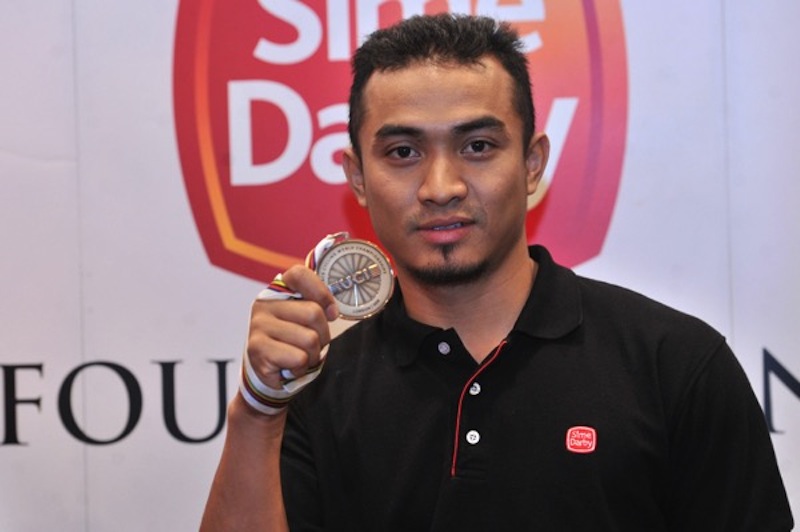 Azizulhasni shows off his World Championships bronze medal. u00e2u20acu201d Picture by Azinuddin Ghazali