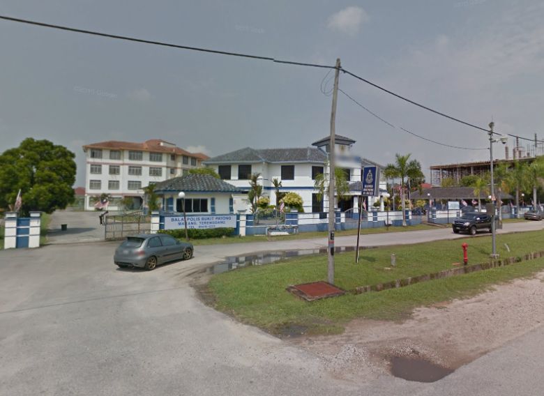 Tanpa pengaruh dadah dan tanpa rekod jenayah, kelaki, 30, bertindak agresif di balai polis Bukit Payong (foto) setelah tidak diizin tidur di situ pagi 6 Mac 2016. u00e2u20acu2022 Paparan skrin Google