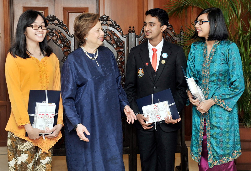 Bank Negara Malaysia Governor Tan Sri Dr Zeti Akhtar Aziz (left) with Kijang Emas Scholarship Award recipients, Courtney Tang (left), Mohamed Noor Adeebah Razif (right) and Navineish Rajan Nair (second right) at Bank Negara March 31, 3016. u00e2u20acu201d Bernama pic