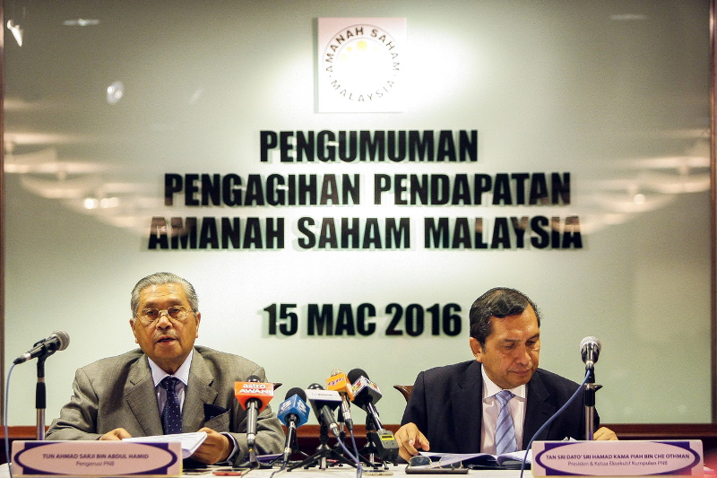 PNB Chairman Tun Ahmad Sarji Abdul Hamid (left) with PNB President Tan Sri Hamad Kama Piah Che Othman (right) at a press conference in Kuala Lumpur March 15, 2016. u00e2u20acu201d Bernama pic
