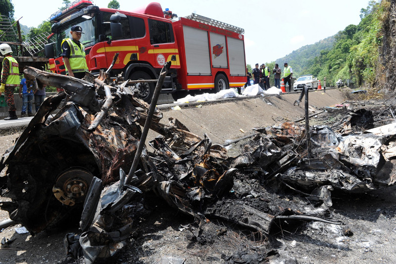 Empat mayat ditemui rentung dalam kereta selepas dihempap treler di Kilometer 265.4 Lebuhraya Utara Selatan (PLUS) arah selatan selepas Terowong Menora. u00e2u20acu201d Foto Bernama 