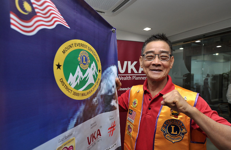 James Lee poses with the Mount Everest Expedition banner during a press conference in Kuala Lumpur March 3, 2016. u00e2u20acu201d Bernama pic