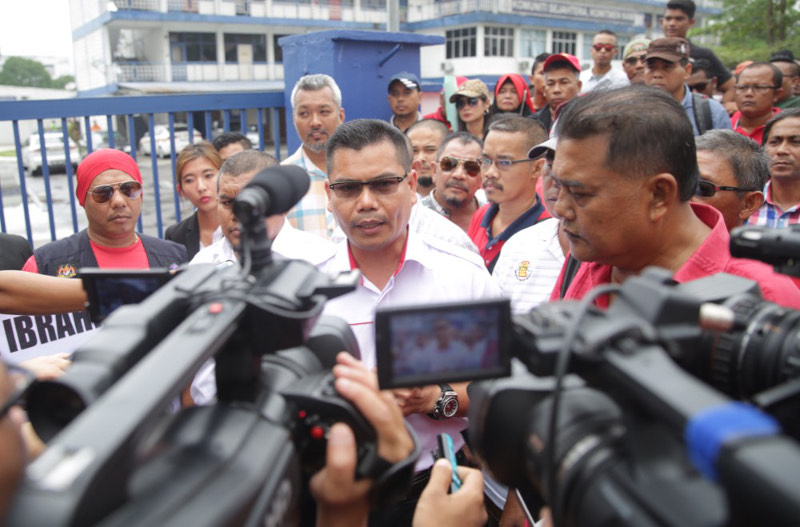 u00e2u20acu02dcRed shirtsu00e2u20acu2122 leader Datuk Jamal Yunos speaking to reporters while on his way to surrenders himself to the Ampang Jaya police station, accompanied by his lawyer and supporters, March 22, 2016. u00e2u20acu201d Picture by Choo Choy May