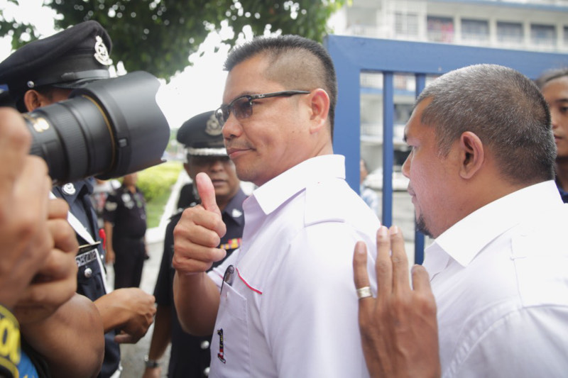 u00e2u20acu02dcRed shirtsu00e2u20acu2122 leader Datuk Jamal Yunos surrenders himself to Ampang Jaya police station, accompanied by his lawyer and supporters, March 22, 2016. u00e2u20acu201d Picture by Choo Choy May