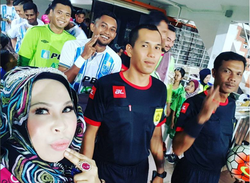 Datuk Seri Hasmiza Othman, penaja pasukan Kelantan, berselfie dengan pemain Pulau Pinang sewaktu pasukan pelawat itu bertemu di Kota Baru pada 12 Mac 2016. u00e2u20acu201d Foto ehsan Instagram/Datuk Seri Vida