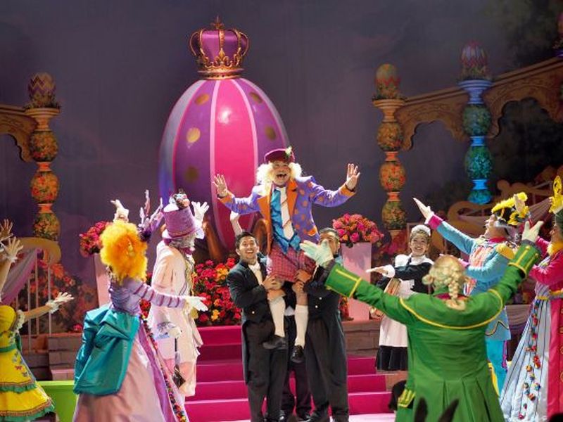 Have an eggcellent time watching Lord Egg and his misadventures at Universal Studios Sentosa.