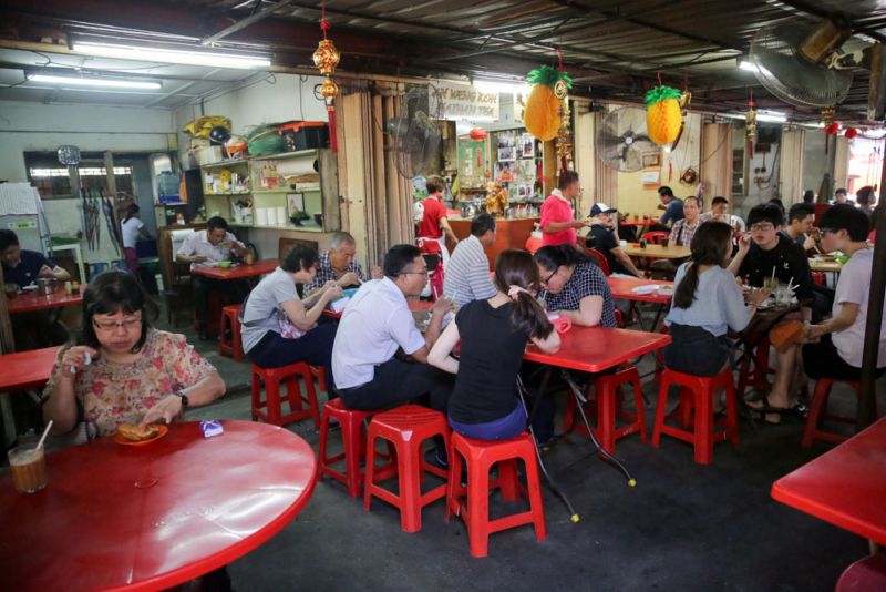 In the morning till afternoon, people crowd here to get their Hainan tea, kaya toast and half-boiled eggs.