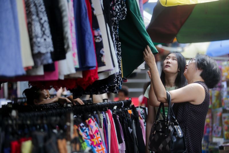 People who drop by for breakfast also like to shop for clothes at the stalls opposite the food stalls.