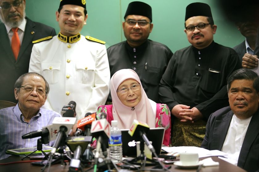 Lim Kit Siang (left), Datuk Seri Dr Wan Azizah Wan Ismail, (centre) and Mohamad Sabu attend a joint press conference with PKR and Amanah leaders in Kuala Lumpur, March 7, 2016. u00e2u20acu201d Picture by Choo Choy May