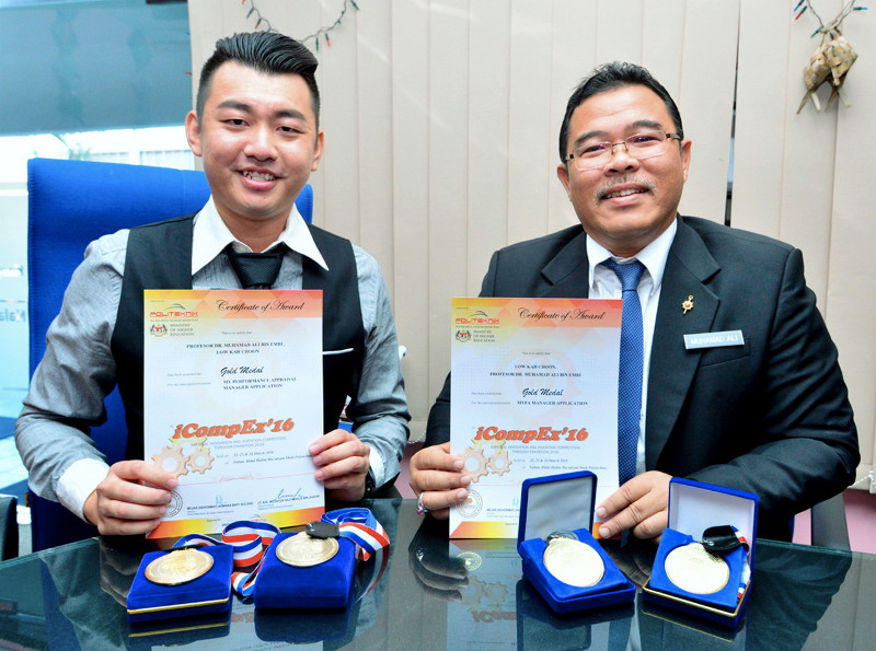 PhD student Low Kah Choon (left) and Prof Dr Muhammad Ali Embi of Universiti Utara Malaysia (UUM) on March 28, 2016 in Sintok, showing off their gold medals and certificates won at iCompEx'16. u00e2u20acu201d Bernama pic