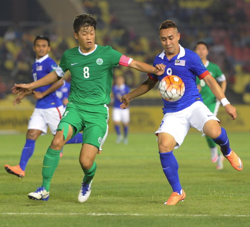 Pemain Malaysia, Norsahrul Iddlan Talaha (kanan) berebut bola dengan pemaiin Macau, Cheang Cheng Leong dalam perlawanan persahabatan kedua-dua pasukan di Stadium Hang Jebat, Selasa malam. Permainan berkesudahan seri 0-0. u00e2u20acu201d Foto Bernama