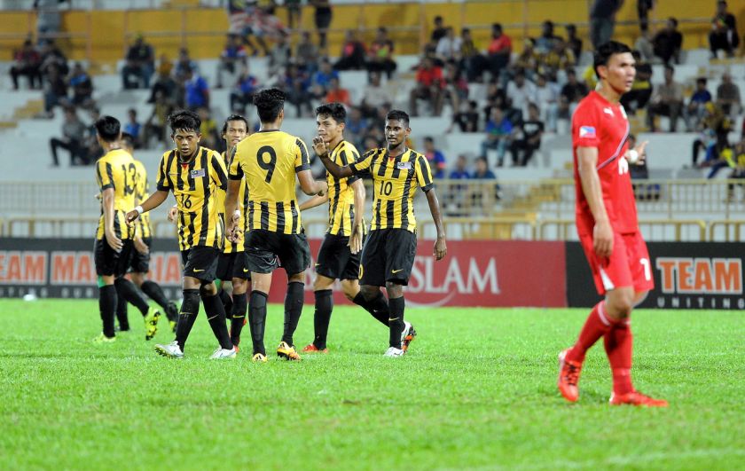 S Kumaahran (dua, kanan) meraikan kejayaan menjaringkan gol pertama Malaysia bersama rakan sepasukan dalam perlawanan persahabatan antarabangsa Malaysia U-22 menentang Filipina U-22 di Stadium Tuanku Abdul Rahman, Paroi semalam. u00e2u20acu201d Foto Bernama      