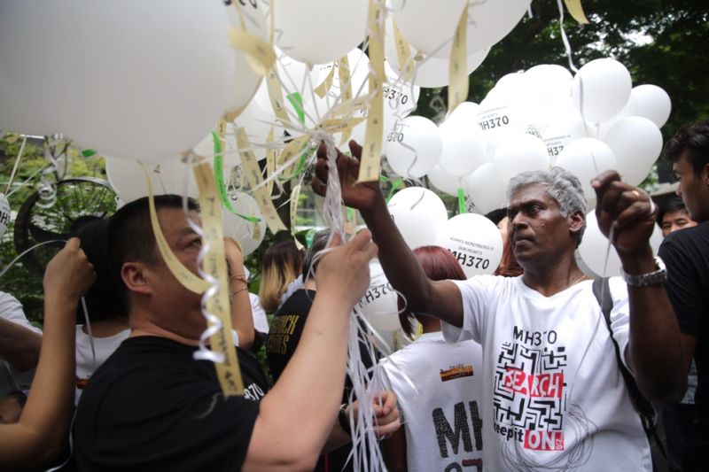 Family members of MH370 victims hold balloons printed with the names of their loved ones in Publika, March 6, 2016. u00e2u20acu201d Picture by Choo Choy May