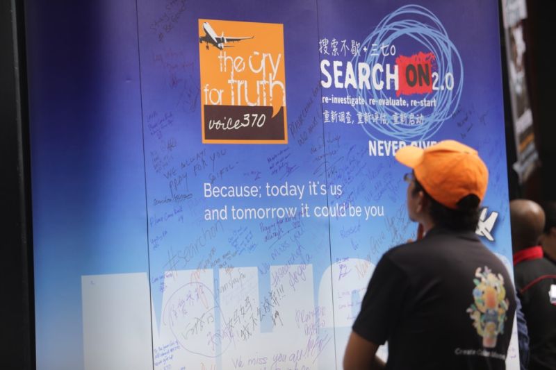 A member of the public reads the messages on the MH370 remembrance board in Publika, March 6, 2016. u00e2u20acu201d Picture by Choo Choy May