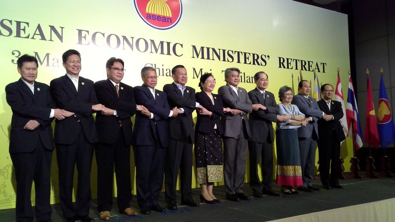 International Trade and Industry Minister Datuk Seri Mustapa Mohamed (fourth, left) with counterparts before start of 22nd Asean Economic Ministers (AEM) Retreat in Chiangmai March 3, 2016. Bernama 2016