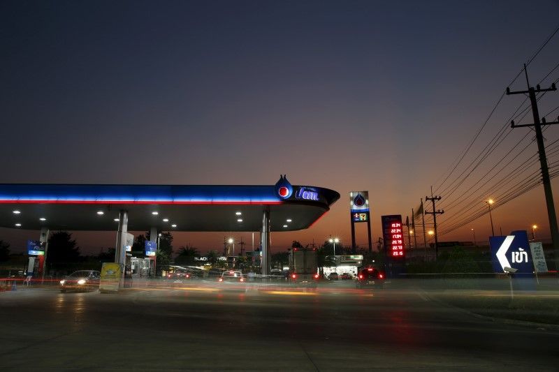 Cars stop at a PTT Public Company Limitedu00e2u20acu2122s gas station in Bangkok January 28, 2016. u00e2u20acu201d Reuters pic