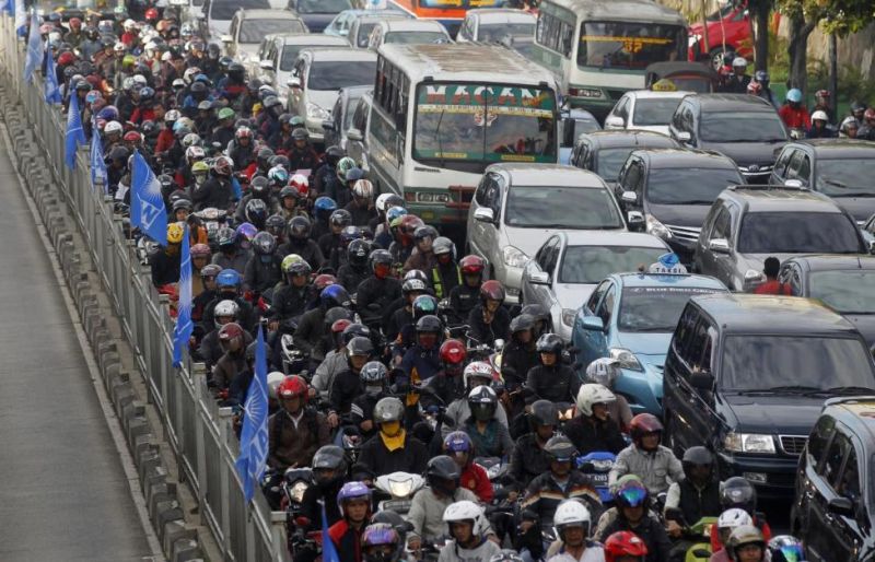 Jakartau00e2u20acu2122s gridlocked streets ranked top among 78 cities for traffic stops and starts in Castrol study published 2013, with the average driver having to stop 33,240 times a year - more than twice the number in New York. REUTERS/Supri Supri