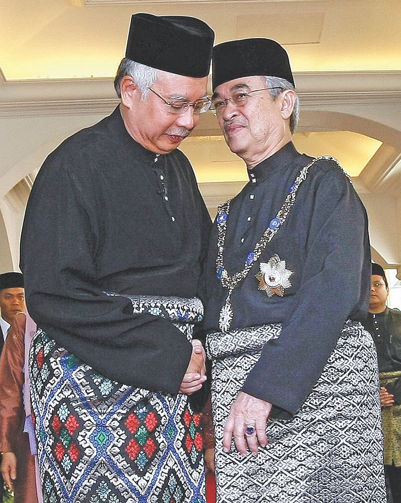 Datuk Seri Najib Tun Razak diberi ucap tahniah oleh Tun Abdullah Ahmad Badawi selepas dikurniakan sebagai Perdana Menteri yang keenam di Istana Negara, 3 April, 2009. u00e2u20acu201d Foto Bernama 
