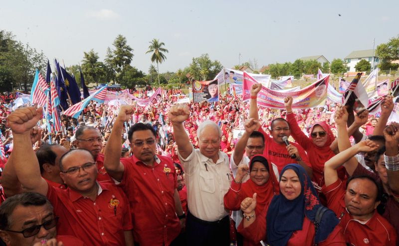 Datuk Seri Najib Razak melaungkan 'Hidup Umno' bersama 5,000 penyokong pada Himpunan Solidariti PM bagi menyatakan sokongan kepada pentadbiran perdana menteri di Kuantan hari ini. u00e2u20acu2022 Foto Bernama