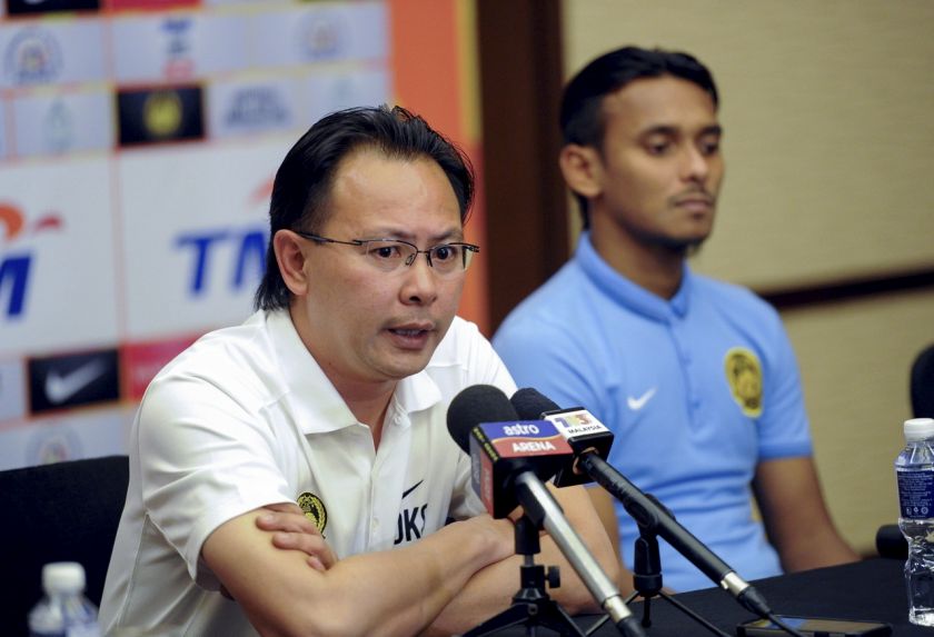 Jurulatih kebangsaan Datuk Ong Kim Swee (kiri) dan penyerang Harimau Malaya Mohd Amri Yahyah pada sidang media sempena perlawanan persahabatan Harimau Malaya menentang Macau esok, di Stadium Hang Jebat semalam. u00e2u20acu201d Foto Bernama