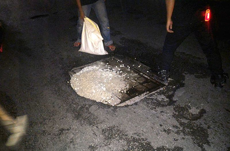 The Puchong unit of the Brotherhood fixing a pothole in the area... they work quickly and neatly.