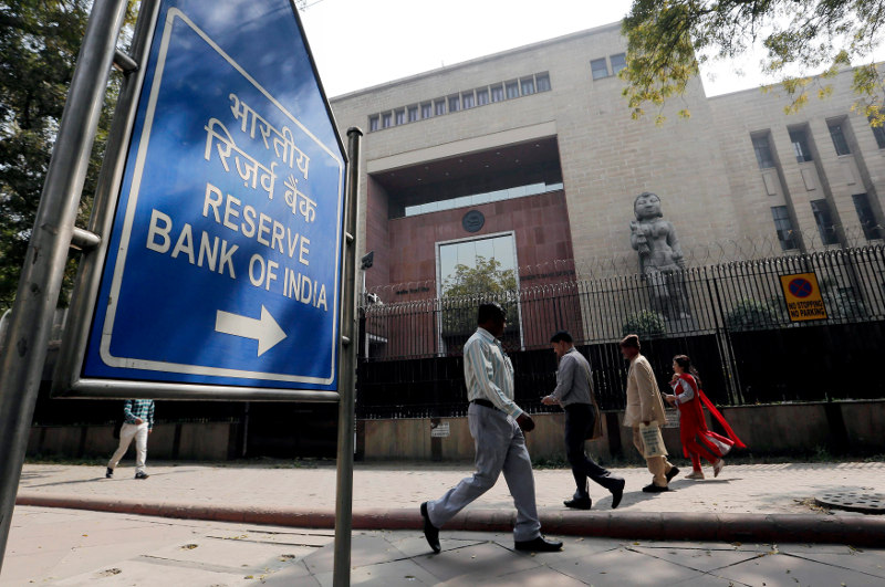 People walk past Indiau00e2u20acu2122s central bank, the Reserve Bank of India (RBI) building in New Delhi, India, March 2, 2016. u00e2u20acu201d Reuters pic