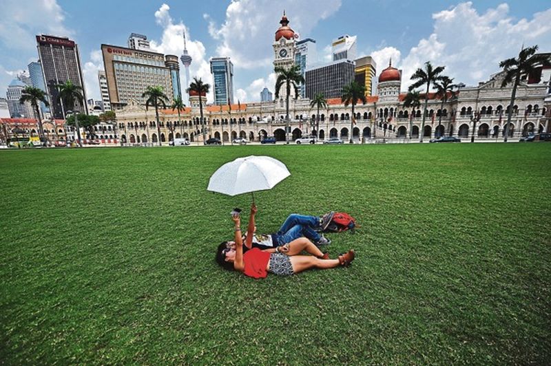 Chinese tourist Crystal Liu, 23, and Chen Xiu, 30, take a selfie in front of Sultan Abdul Samad building. u00e2u20acu2022 Picture by Azinuddin Ghazali