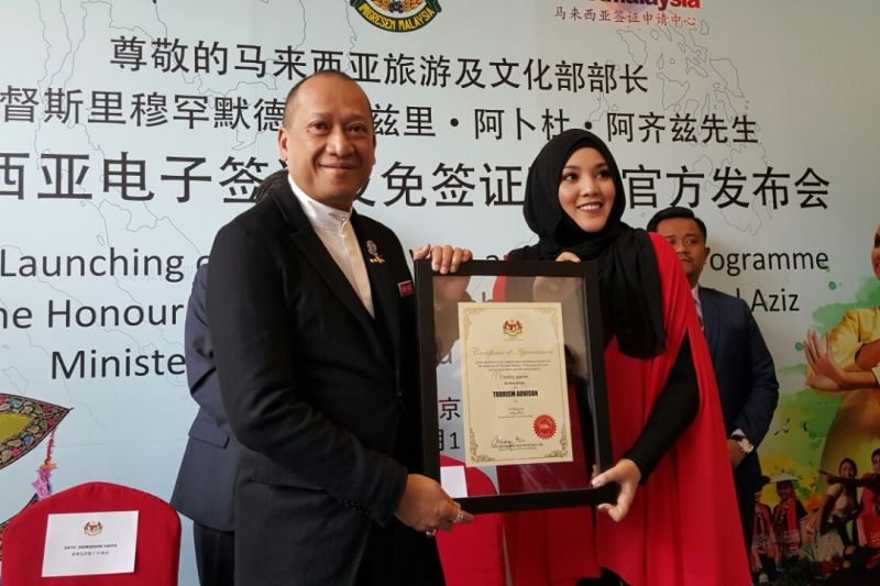 Shila Amzah (kanan) dilantik duta pelancongan Malaysia ke China oleh Kementerian Pelancongan dan Kebudayaan. u00e2u20acu2022 Foto ehsan Tourism Malaysia