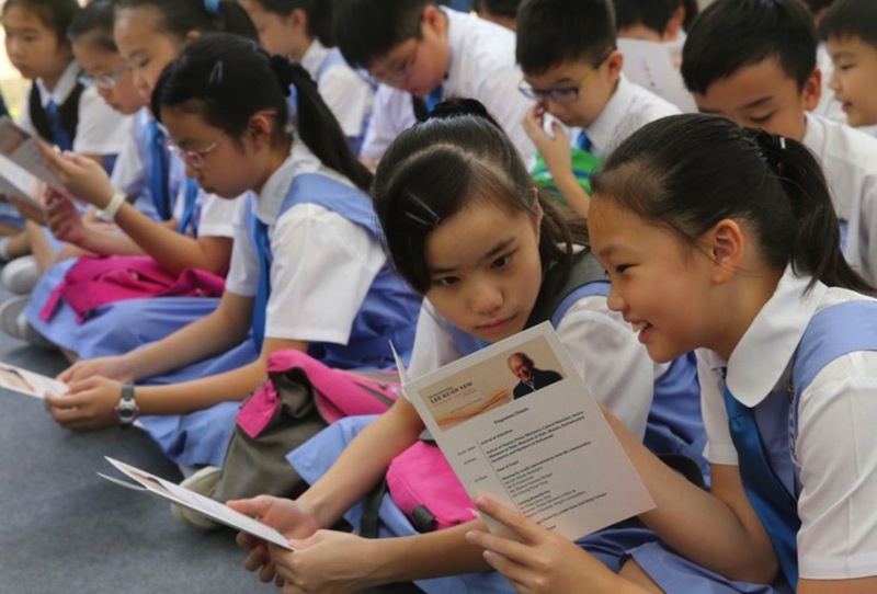 School children looking at the programme booklet at the 'Remembering Lee Kuan Yew: Coming Together, Achieving Together' event held at Stamford Green on March 20, 2016. u00e2u20acu201d TODAY pic