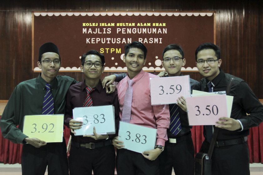 STPM students from Kolej Islam Sultan Alam Shah (KISAS) in Klang, Selangor express their joy after obtaining their examination results, March 2, 2016. u00e2u20acu201d Picture by Yusof Mat Isa