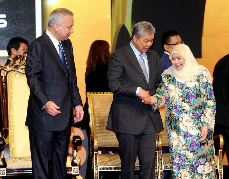 Sultan Nazrin Muizziddin Shah (left) at the Utusan Business Awards 2015 today, March 1, 2015. u00e2u20acu2022Bernama pic