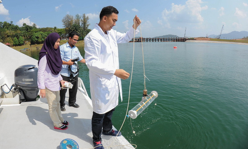 A Universiti Malaysia Terengganu (UMT) researcher takes water samples to be tested in the mobile laboratory that is being launched by Menteri Besar Datuk Seri Ahmad Razif Abdul Rahman at Tasik Kenyir March 29, 2016. u00e2u20acu201d Bernama pic