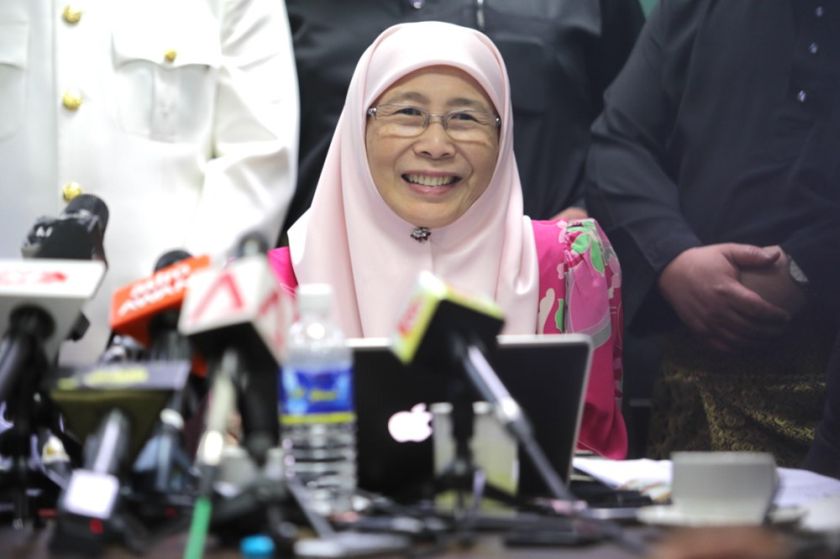 Datuk Seri Dr Wan Azizah Wan Ismail said the question of forgiving Dr Mahathir for his past mistakes did not arise as the current focus was on removing Prime Minister Datuk Seri Najib Razak from office. u00e2u20acu201d Picture by Choo Choy May