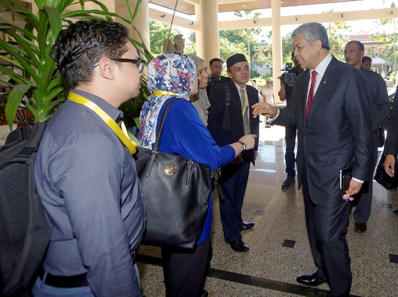 Deputy Prime Minister Datuk Seri Dr Ahmad Zahid Hamidi (right) speaking to members of the media from Malaysia after arriving in Bali, Indonesia for a two-day visit, March 22, 2016. u00e2u20acu201d Bernama pic