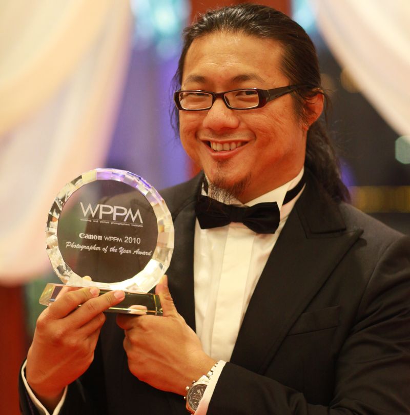 Zung with his Canon Photographer of the Year Award in 2010.