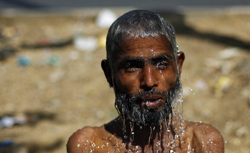 A man bathes by the roadside on a hot day in New Delhi April 8, 2016. u00e2u20acu201d Reuters picn