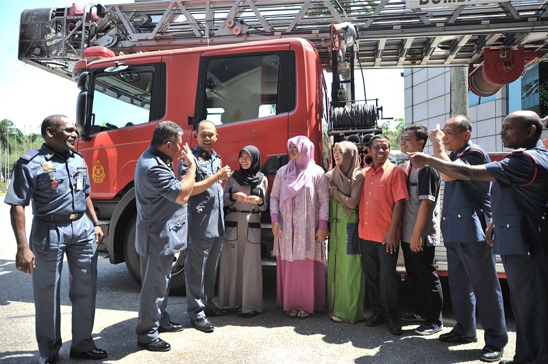 Yogaraja (left) and other Highland Towers rescuers at the Putrajaya Fire and Rescue Department headquarters when they met Nur Hamidah and her mother Umi Rosyidah. — File picture by Azinuddin Ghazali