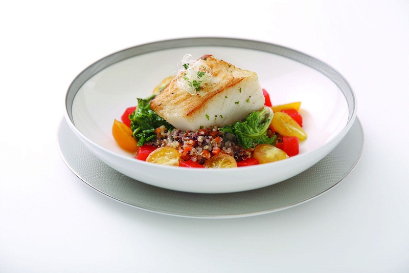 You can order light and healthy meals such as this Chilean Seabass on a Bed of Kale and Quinoa Salad with Tomato Jelly and Almond Flakes by Chef Alfred Portale when you’re on SQ’s Business or First Class.