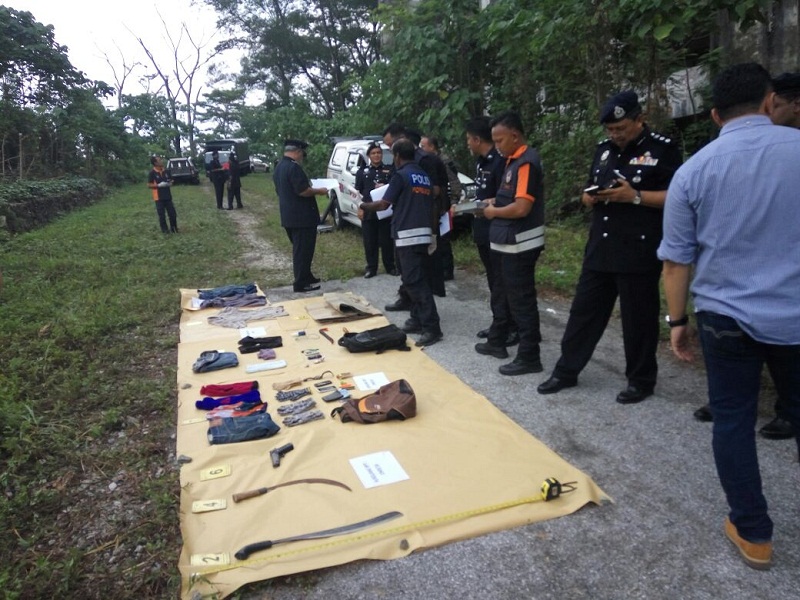 Police recovered two bags containing handphones, gloves, face masks, a crowbar and also an air soft gun from the suspect. u00e2u20acu201d Picture by Malay Mail