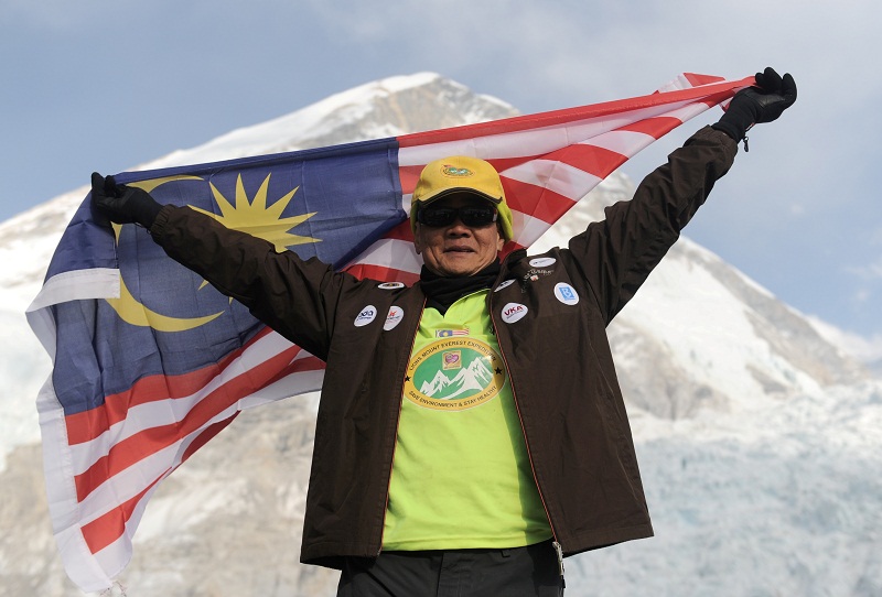 Malaysiau00e2u20acu2122s oldest mountain climber James Lee Chong Meng poses with the Jalur Gemilang at the Everest Base Camp in Solukhumbu, Nepal. Picture released April 13, 2016. u00e2u20acu201d Bernama pic