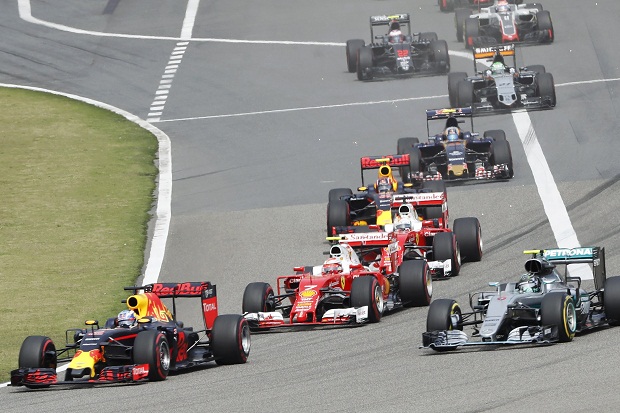 Red Bull Formula One driver Daniel Ricciardo of Australia leads the pack during the Chinese Grand Prix, in Shanghai April 17, 2016. u00e2u20acu201d Reuters pic