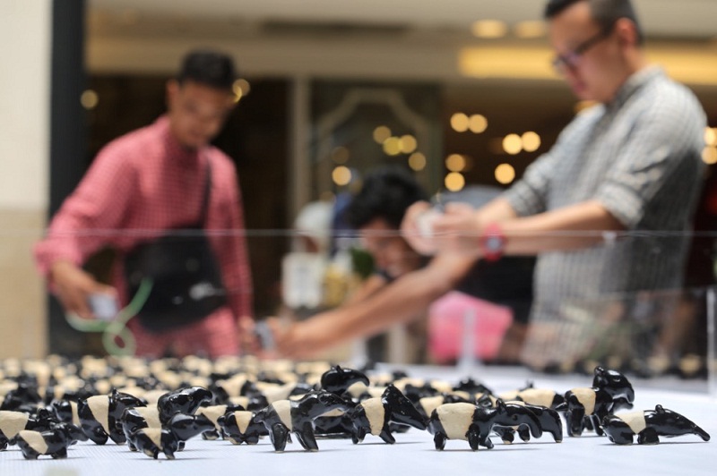 People take pictures of the 3000 mini clay tapirs on display during a tapir awareness campaign at Publika shopping centre, Kuala Lumpur April 20, 2016. u00e2u20acu201d Picture by Choo Choy May