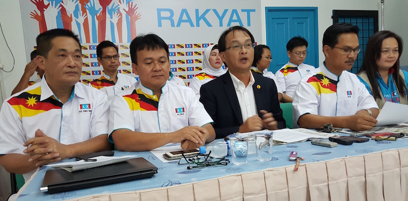 Sarawak PKR chairman Baru Bian (3rd from left) speaks to reporters at a press conference in Kuching April 15, 2016. u00e2u20acu201d Picture by Sulok Tawien