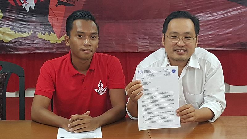 Sarawak DAP chairman Chong Chieng Jen (right) showing a copy of the letter he sent to the Chief Minister about the ban on opposition figures from Peninsular Malaysia April 11, 2016. u00e2u20acu201d Picture by Sulok Tawie