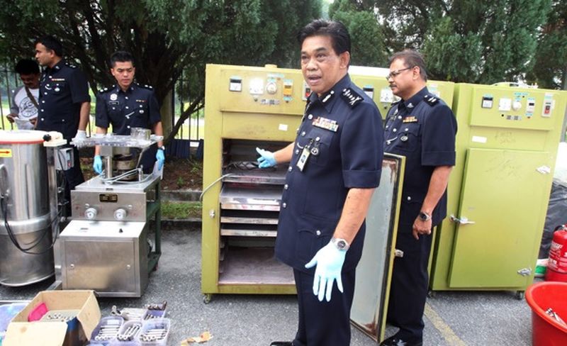 Selangor police chief Datuk Abdul Samah Mat shows one of the ovens used to process Ecstasy pills. u00e2u20acu201d Picture by Sin Chew