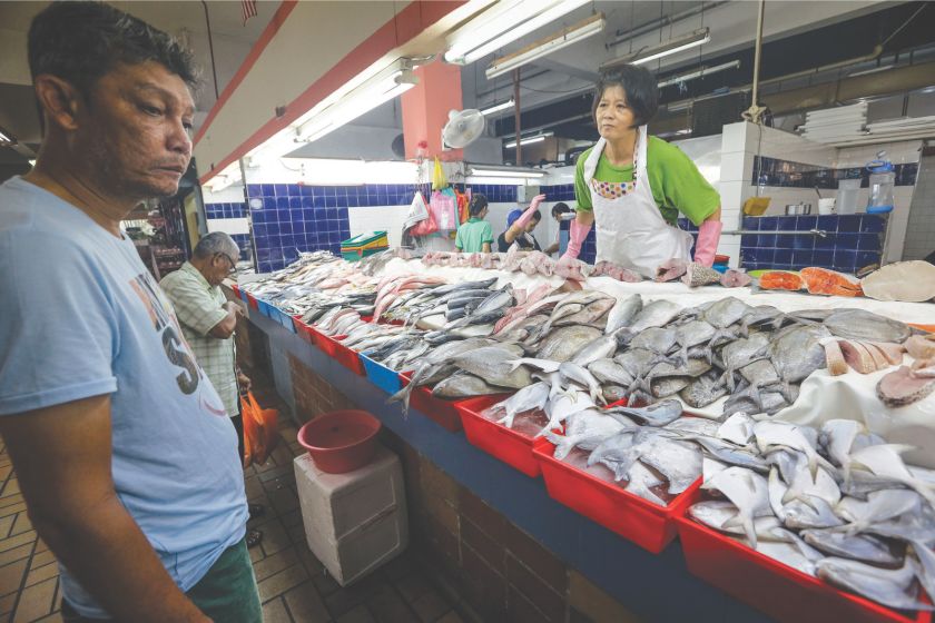 Consumers are left to deal with higher prices of freshwater fish as a result of the heatwave. u00e2u20acu201d Picture by Firdaus Latif