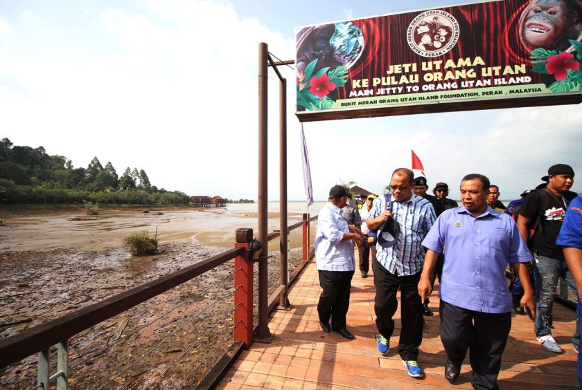 Minister in the Prime Ministeru00e2u20acu2122s Department Datuk Seri Shahidan Kassim (2nd left) visiting the Bukit Merah dam, in Bagan Serai, April 27, 2016. u00e2u20acu201d Bernama pic