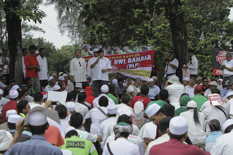 Several Malay language activists gather at Taman Tasik Titiwangsa in Kuala Lumpur to demand the government abolish a new programme aimed to improve English fluency in national schools, April 9, 2016. u00e2u20acu201d Picture by Yusof Mat Isann