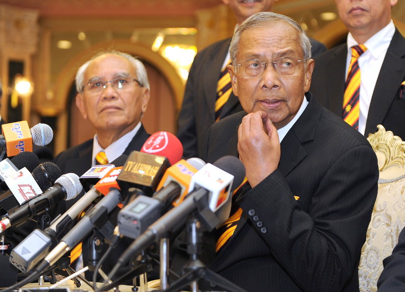 Sarawak Chief Minister Tan Sri Adenan Satem (right) at a press conference e on March 31, 2016, to announce that the Sarawak Governor had agreed to dissolve the state assembly on April 11. u00e2u20acu201d Bernama pic